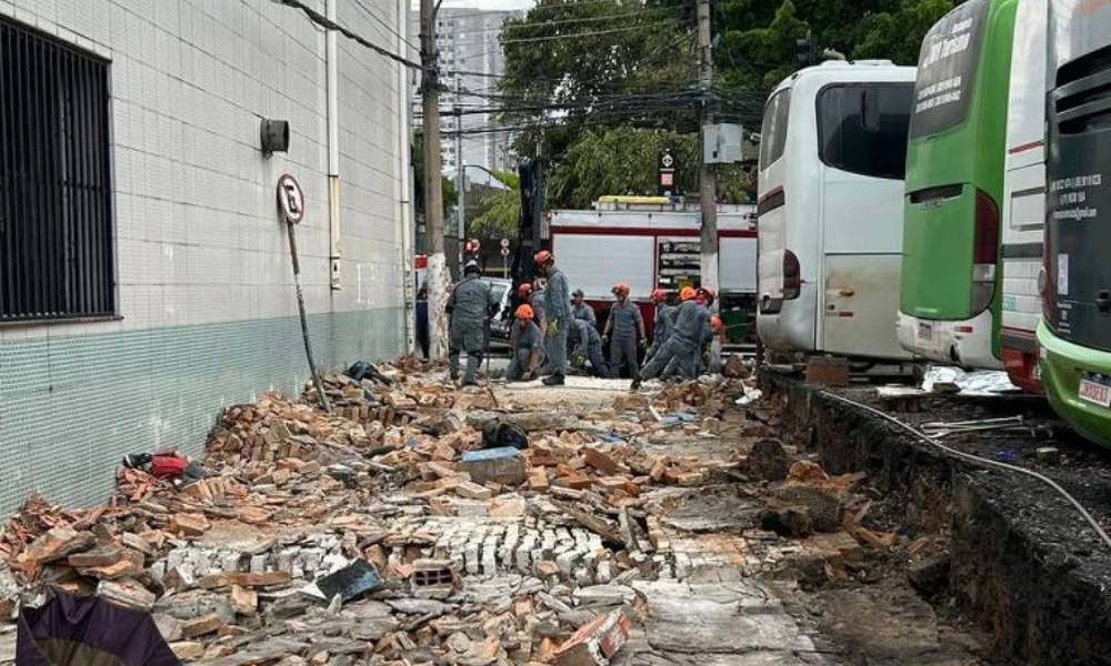 Três pessoas morrem após ônibus derrubar muro em estacionamento, em São Paulo