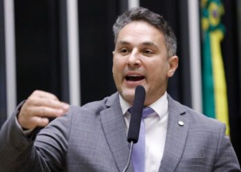 Líder da oposição critica Lula e levará pedido de impeachment ao PL: ‘Perdeu o controle’