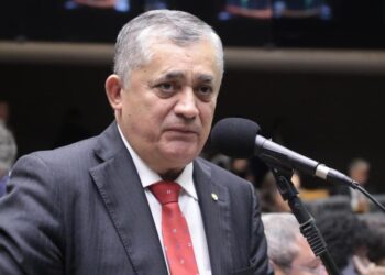 Líder do governo diz que confusão na família Bolsonaro ajuda Lula Rompimento entre Motta e Lindbergh não pode ser chamado de crise com o governo, diz Guimarães