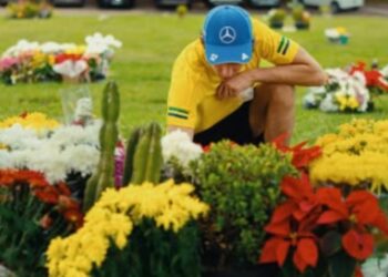 Piloto italiano Kimi Antonelli visita túmulo de Senna antes do GP de São Paulo Piloto italiano Kimi Antonelli visita túmulo de Senna antes do GP de São Paulo