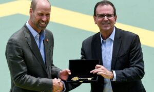 Paes entrega ‘chave do Rio’ ao príncipe William, mas brinca: ‘Rei ainda sou eu’