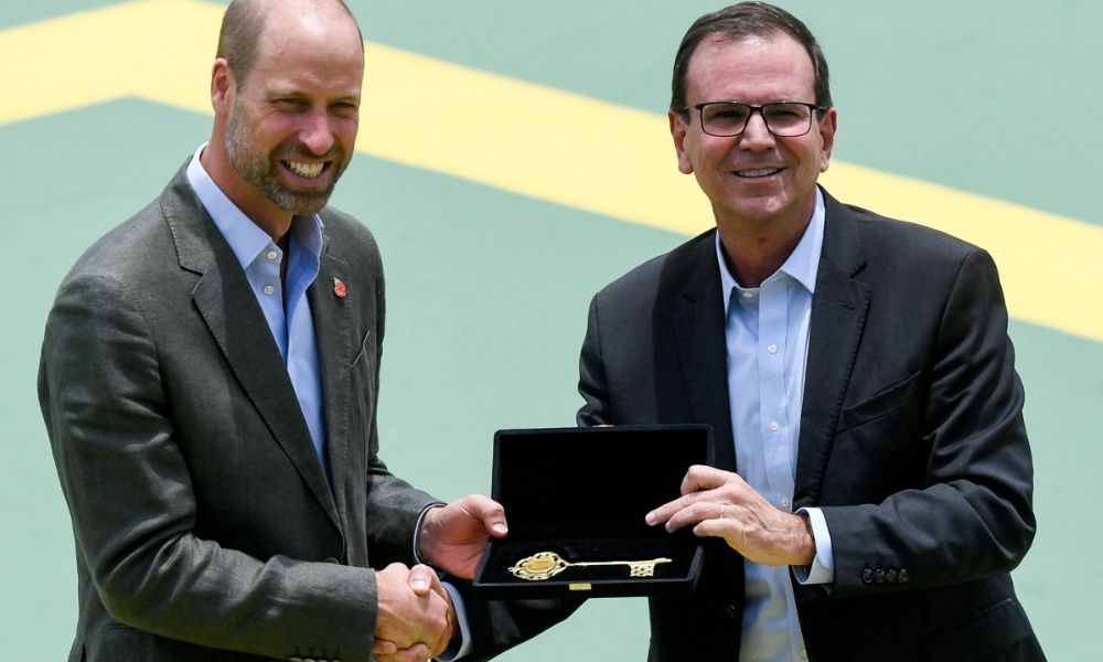 Paes entrega ‘chave do Rio’ ao príncipe William, mas brinca: ‘Rei ainda sou eu’