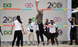 Príncipe William passa final de tarde em Copacabana e joga vôlei descalço com Carol Solberg
