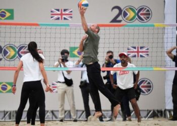 Príncipe William passa final de tarde em Copacabana e joga vôlei descalço com Carol Solberg Príncipe William passa final de tarde em Copacabana e joga vôlei descalço com Carol Solberg