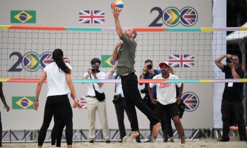 Príncipe William passa final de tarde em Copacabana e joga vôlei descalço com Carol Solberg