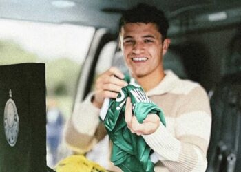 Lando Norris recebe camisa do Palmeiras de presente antes do GP de São Paulo de F1 Lando Norris recebe camisa do Palmeiras de presente antes do GP de São Paulo de F1