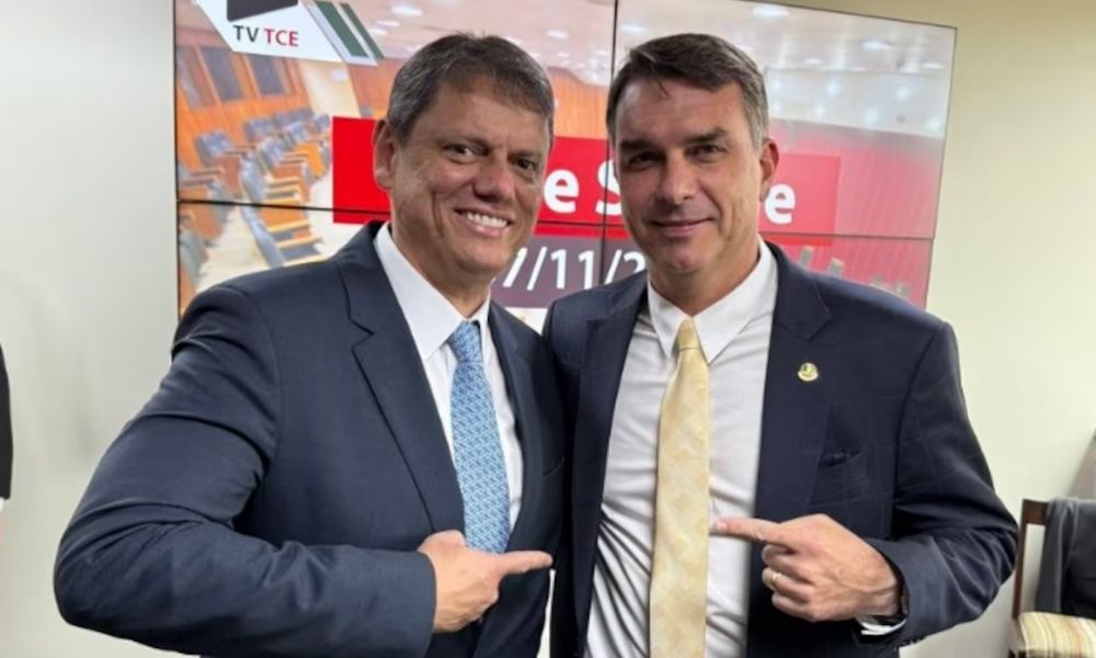 Flávio Bolsonaro posta foto ao lado de Tarcísio em meio a discussão sobre sucessão de Bolsonaro