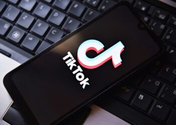 Tiktok passará a produzir podcasts em vídeo