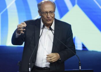 Alckmin diz que Brasil vai se empenhar para tirar mais produtos do tarifaço ‘com urgência’ Alckmin afirma que acordo Mercosul-UE será assinado em dezembro