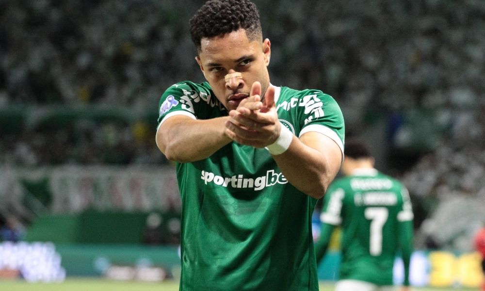Vitor Roque brilha, Palmeiras vence o Santos e se isola na liderança do Brasileirão