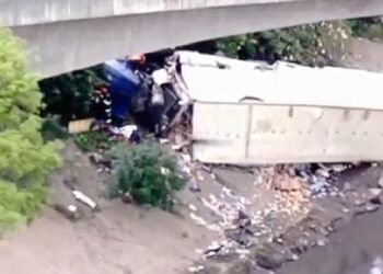 Caminhão cai na Marginal Tietê