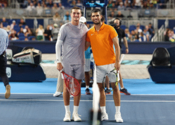 Fonseca encanta torcida, mas Alcaraz confirma favoritismo e vence exibição em Miami Fonseca encanta torcida, mas Alcaraz confirma favoritismo e vence exibição em Miami