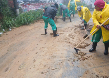 Petrópolis tem ruas submersas, escolas e comércio fechados após forte temporal