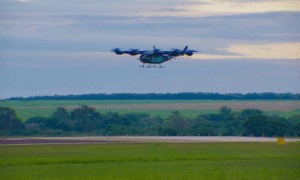 Protótipo de ‘carro voador’ da Eve realiza voo inaugural no interior de São Paulo