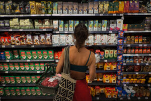 Despesa de consumo das famílias fica estável no 3º trimestre, afirma IBGE