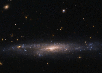 Telescópio da Nasa captura imagens de cometa que se aproxima da Terra ESA/Hubble & NASA