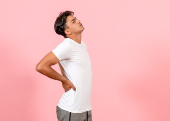 Dor nas costas deixa de ser ‘coisa de adulto’ e avança entre adolescentes e jovens Dor nas costas deixa de ser ‘coisa de adulto’ e avança entre adolescentes e jovens