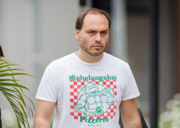 Carlos Bolsonaro critica Centrão em meio a articulações de Flávio Ícone de Busca