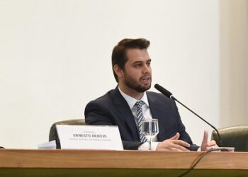 Moraes autoriza slides de Filipe Martins, mas veta imagens "tumultuárias" Ícone de Busca