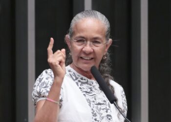 Heloísa Helena volta à Câmara e promete enfrentar Lula Ícone de Busca