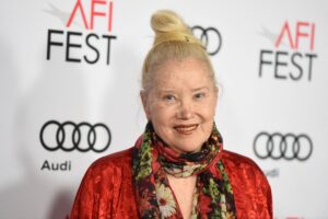 Morre Sally Kirkland, atriz vencedora do Globo de Ouro, aos 84 anos