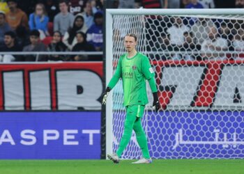 Safonov, herói do PSG contra o Flamengo, defendeu pênaltis com mão quebrada