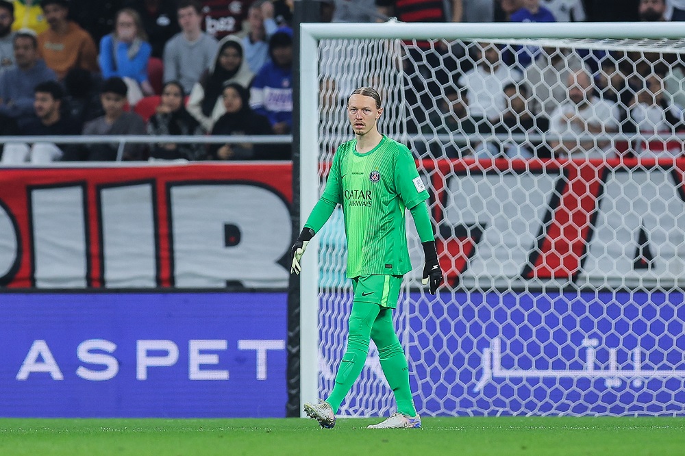 Safonov, herói do PSG contra o Flamengo, defendeu pênaltis com mão quebrada