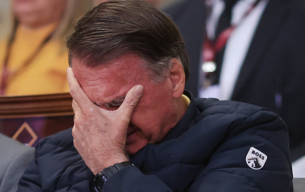 Justiça determina suspensão de benefícios vitalícios de Bolsonaro