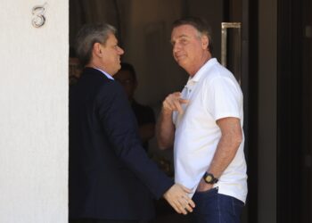 Tarcísio não concorreria contra um Bolsonaro e Ratinho volta à cena, avaliam lideranças Tarcísio não concorreria contra um Bolsonaro e Ratinho volta à cena, avaliam lideranças