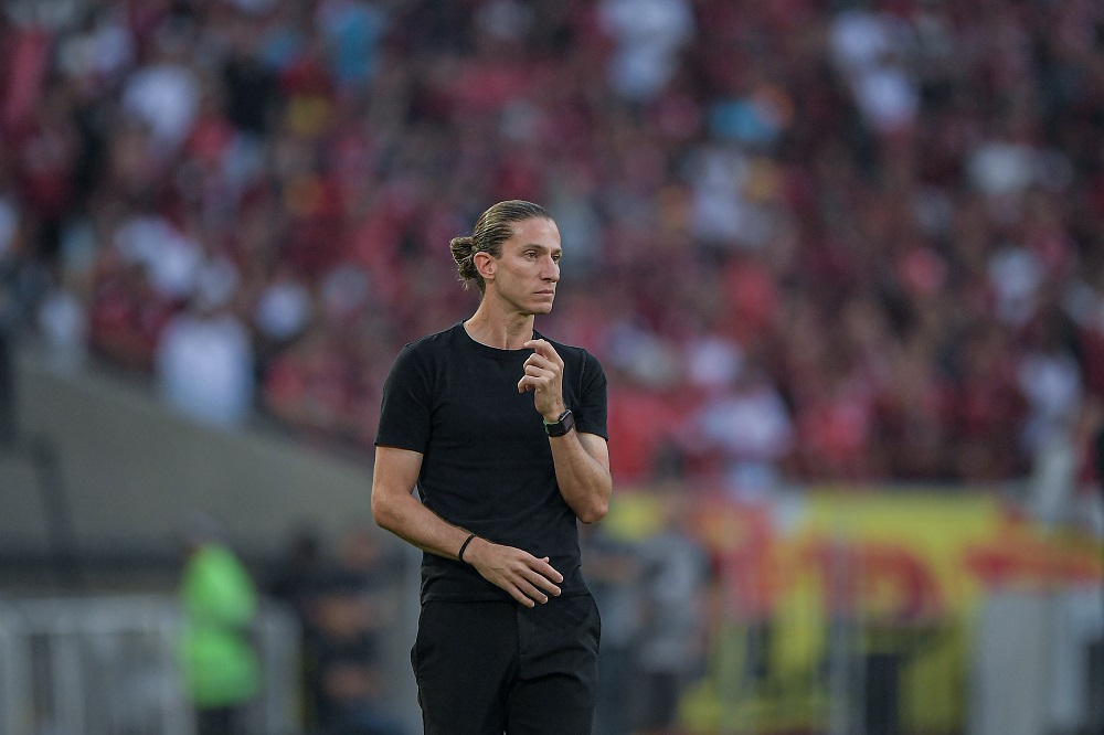 Filipe Luís critica grama sintética e práticas do futebol brasileiro: ‘Ninguém respeita’