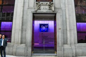 Ibovespa renova recorde e fecha novembro com forte alta; dólar recua