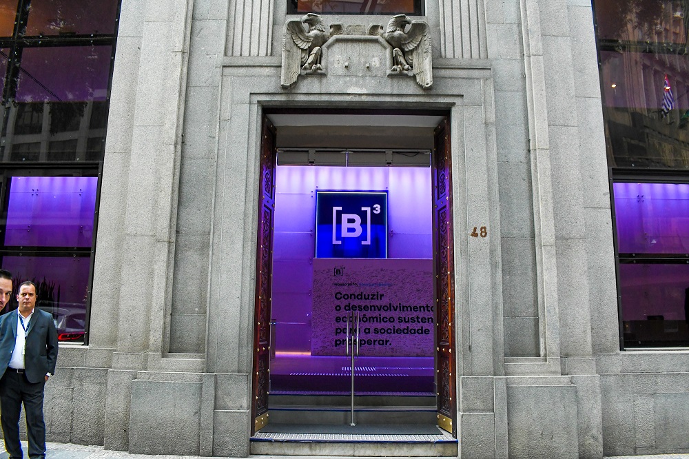 Ibovespa renova recorde e fecha novembro com forte alta; dólar recua