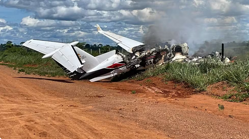 Avião que levava deputado faz pouso forçado e pega fogo; ninguém se feriu