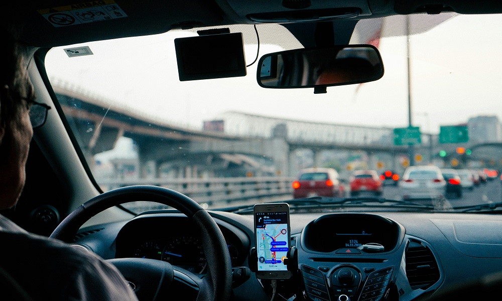 Uso de aplicativos por empresas explode e deixa táxi para trás