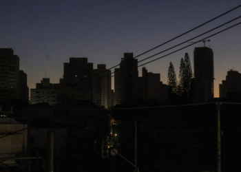 Grande SP tem 1,2 milhão de imóveis sem energia após passagem de ciclone