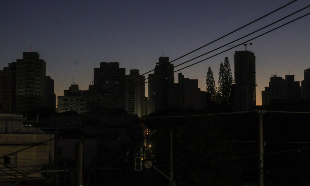 Grande SP tem 1,2 milhão de imóveis sem energia após passagem de ciclone