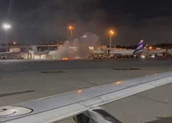 Passageiros são retirados às pressas de avião após fogo em esteira de bagagens em Guarulhos Passageiros são retirados às pressas de avião após fogo em esteira de bagagens em Guarulhos