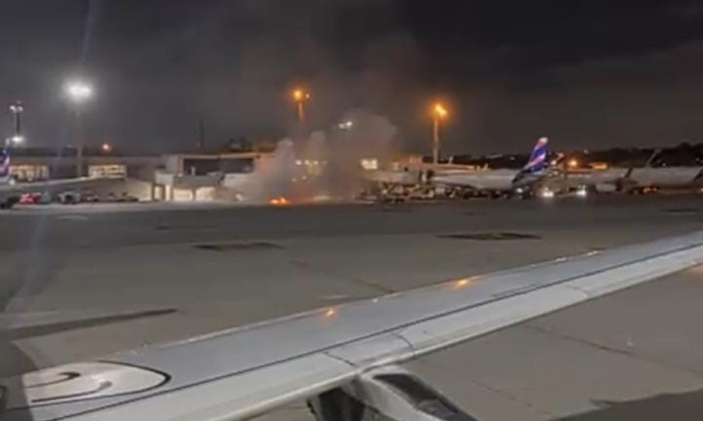 Passageiros são retirados às pressas de avião após fogo em esteira de bagagens em Guarulhos