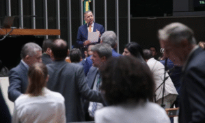 Câmara aprova corte em benefícios fiscais e aumento de impostos para bets e fintechs