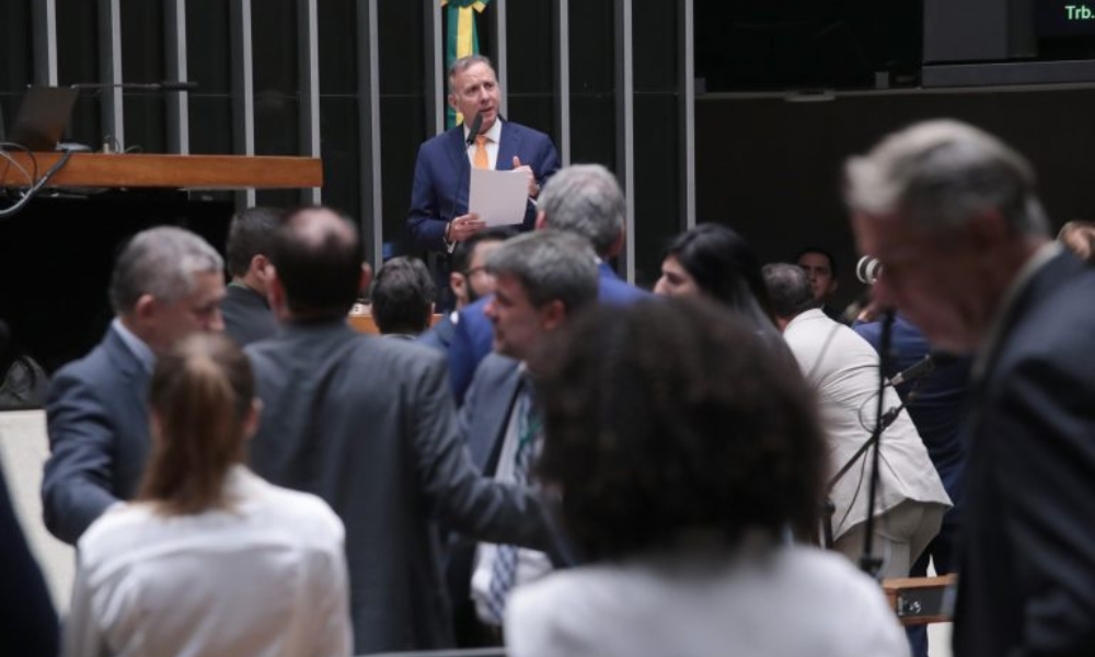 Câmara aprova corte em benefícios fiscais e aumento de impostos para bets e fintechs