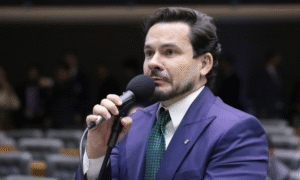 Aliados de Eduardo e Ramagem criticam decisão da Câmara: ‘Está de joelhos’