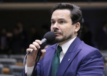 Aliados de Eduardo e Ramagem criticam decisão da Câmara: ‘Está de joelhos’