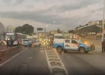 Tiroteio fecha Avenida Brasil durante operação contra barricadas na Zona Norte do Rio Tiroteio fecha Avenida Brasil durante operação contra barricadas na Zona Norte do Rio