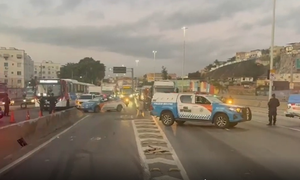 Tiroteio fecha Avenida Brasil durante operação contra barricadas na Zona Norte do Rio