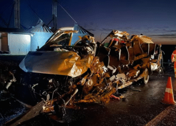 Colisão entre micro-ônibus e caminhão deixa cinco mortos na BR-386 Colisão entre micro-ônibus e caminhão deixa cinco mortos na BR-386