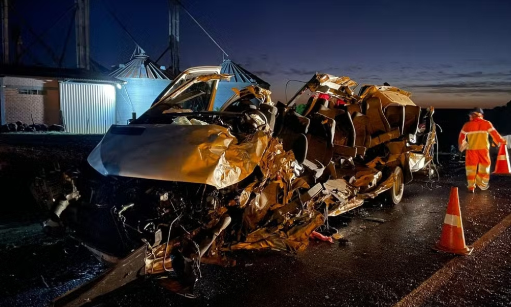 Colisão entre micro-ônibus e caminhão deixa cinco mortos na BR-386