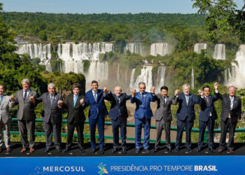 Lula critica indecisão da Europa e cobra coragem política para fechar acordo Lula critica indecisão da Europa e cobra coragem política para fechar acordo