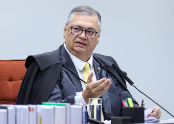 Dino manda PF investigar R$ 72 milhões em emendas Pix Ícone de Busca