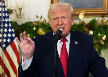 Trump faz balanço do 1º ano de governo e destaca reversão da imigração, aumento de investimento e empregos Trump faz balanço do 1º ano de governo e destaca reversão da imigração, aumento de investimento e empregos