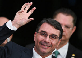 Flávio confirma apoio de Bolsonaro a sua candidatura Ícone de Busca